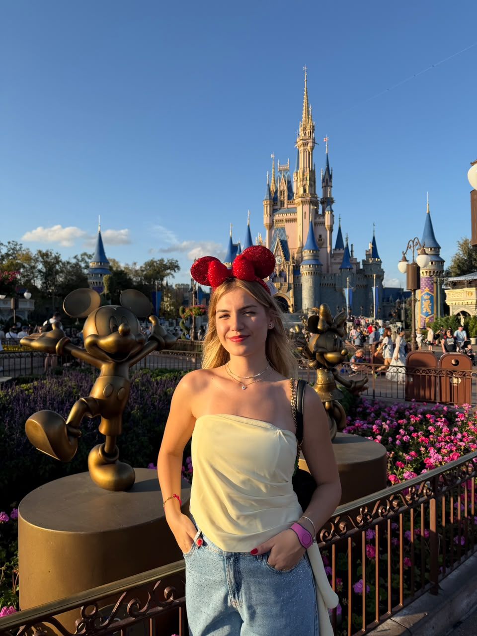 Giovanna em frente ao castelo da Cinderela, no Magic Kingdom