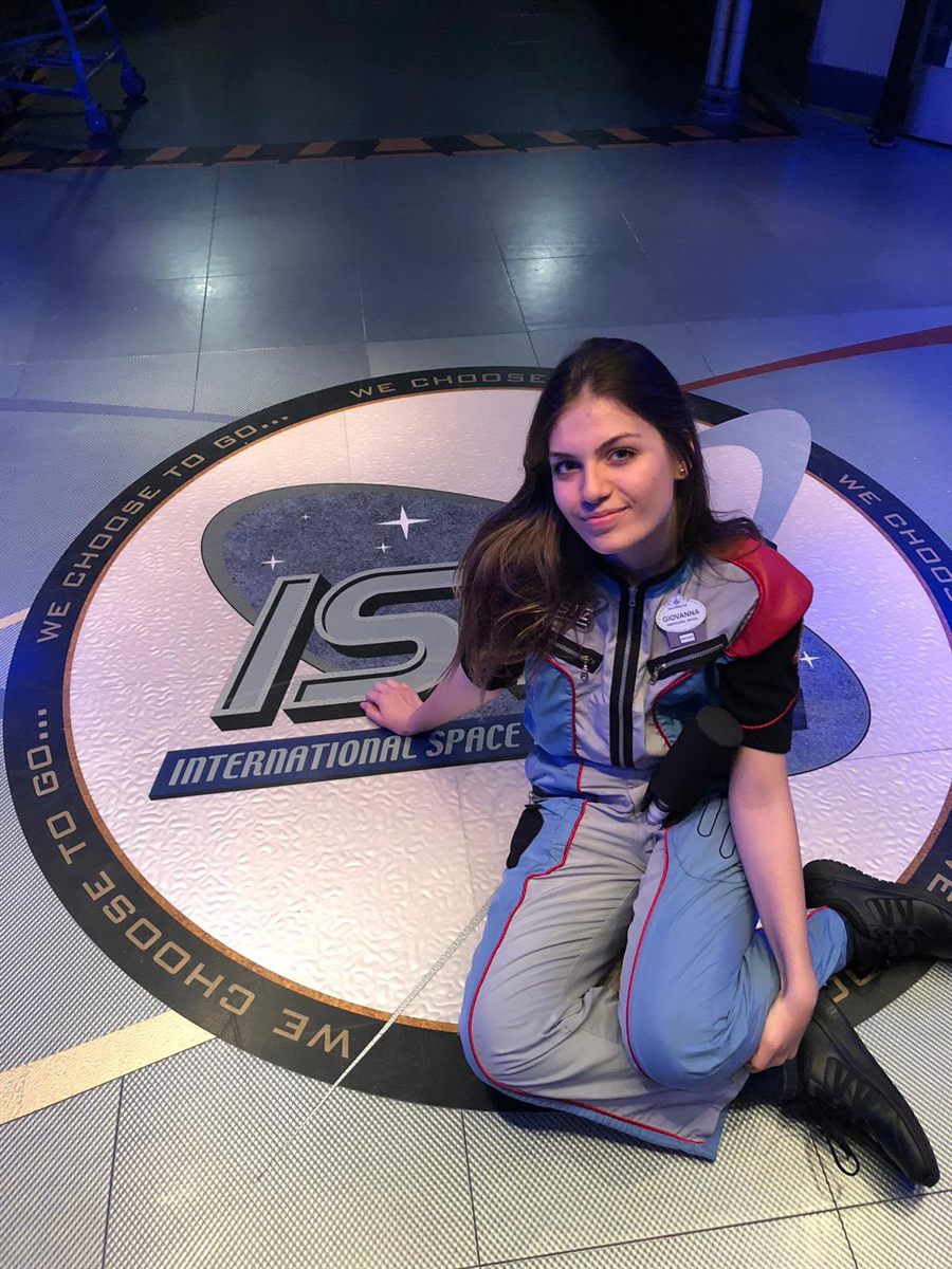 Giovanna com o uniforme de cast member do Mission Space, no Epcot